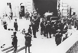 Soldaten und Offiziere am 21. Juli 1944 im Innenhof des Oberkommandos des Heeres im Bendlerblock. Im Vordergrund ist der Sandberg erkennbar, vor dem die vier Verschwörer am 20. Juli 1944 gegen Mitternacht erschossen worden sind.